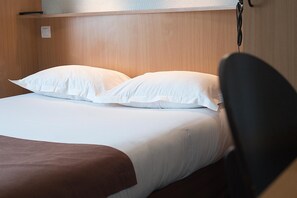 Safe på rommet, skrivebord og ekstrasenger (mot et tillegg)