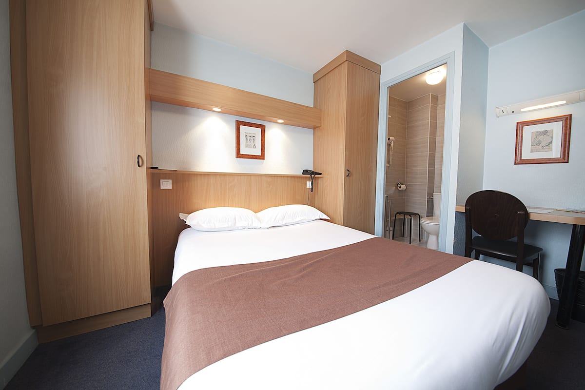 Basic Room, 1 Double Bed | In-room safe, desk, rollaway beds, free WiFi