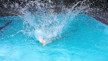 Piscine extérieure, chaises longues