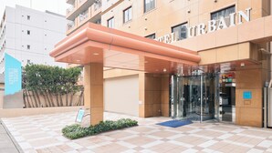 A hotel entrance with a checkered floor, a glass door entrance, and a sign above the door. - Urbain Tokyo Haneda Kamata (Tokyo)