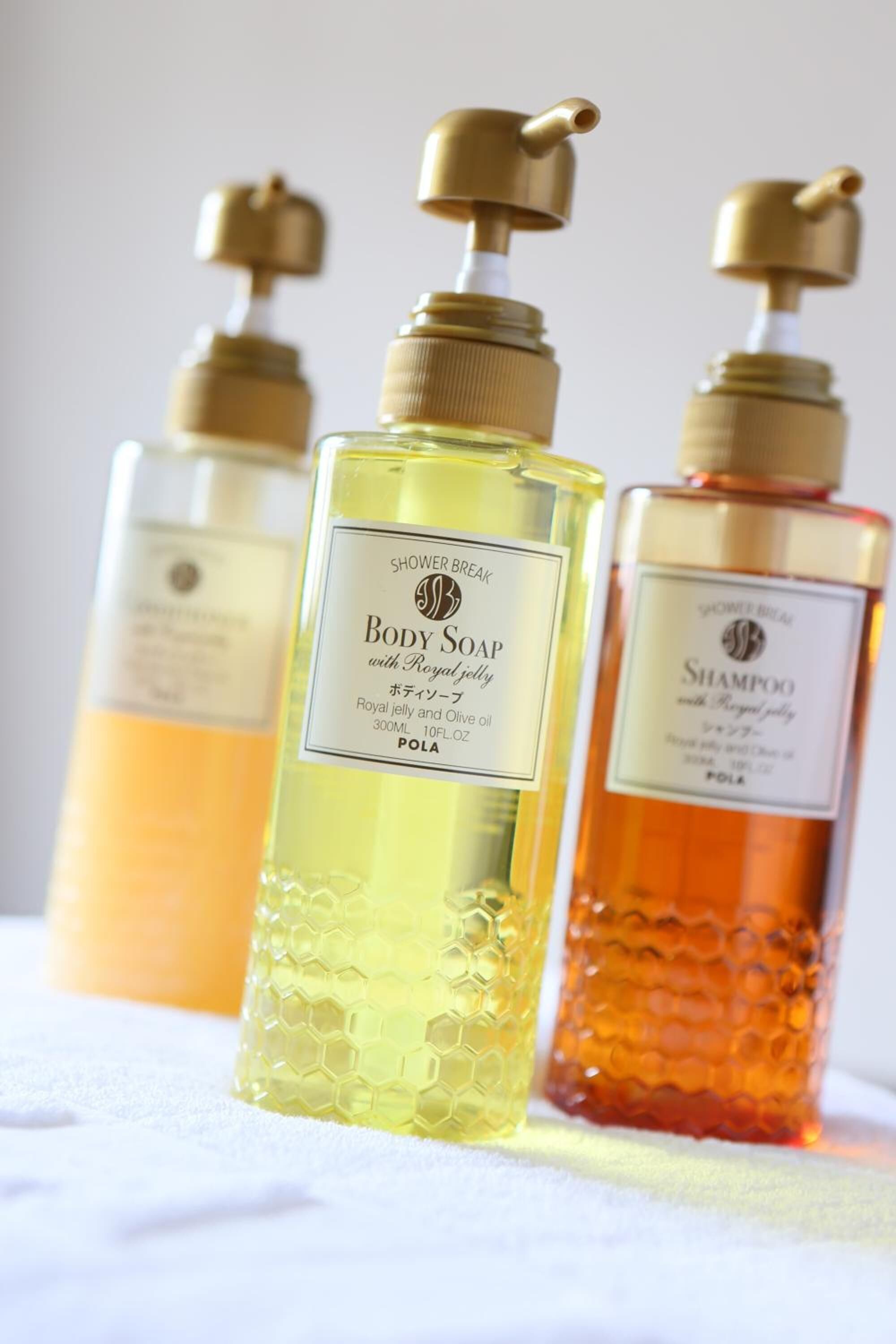 combined shower/bathtub, free toiletries, hair dryer, bathrobes