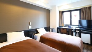 A hotel room with two beds, a desk, a television, and a window with curtains. - Urbain Tokyo Haneda Kamata (Tokyo)