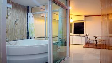 Dusche, kostenlose Toilettenartikel, Haartrockner, Handtücher