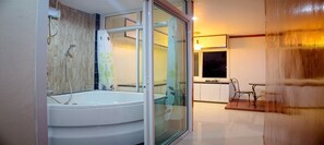Buồng tắm vòi sen, đồ dùng nhà tắm miễn phí, máy sấy tóc, khăn tắm