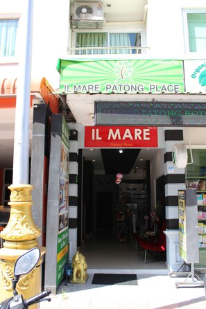 Mặt tiền nơi lưu trú - ban đêm
