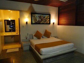 Cabaña Deluxe | Minibar, caja de seguridad en la habitación y muebles diferentes
