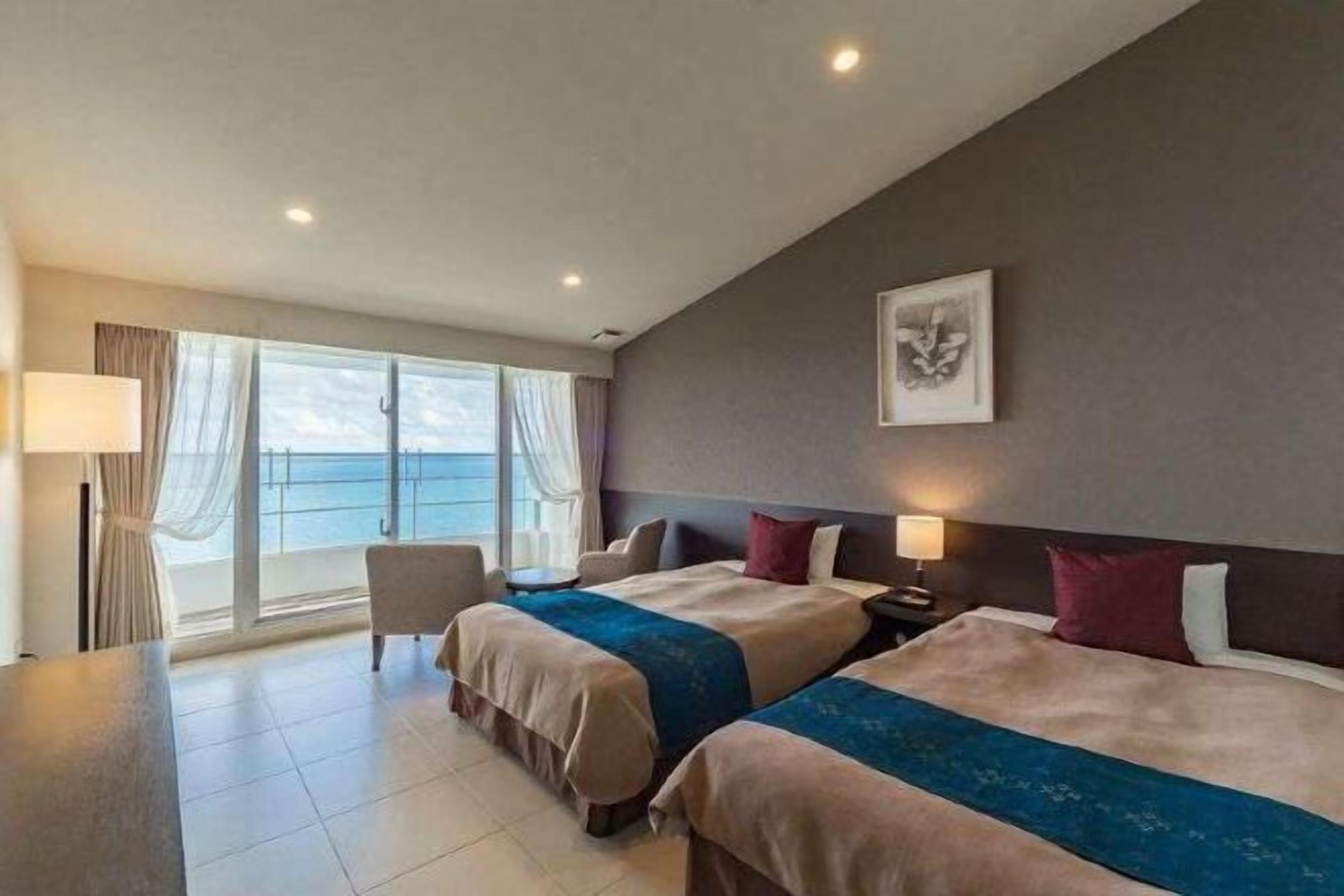 Cubrecamas, caja de seguridad en la habitación y escritorio 