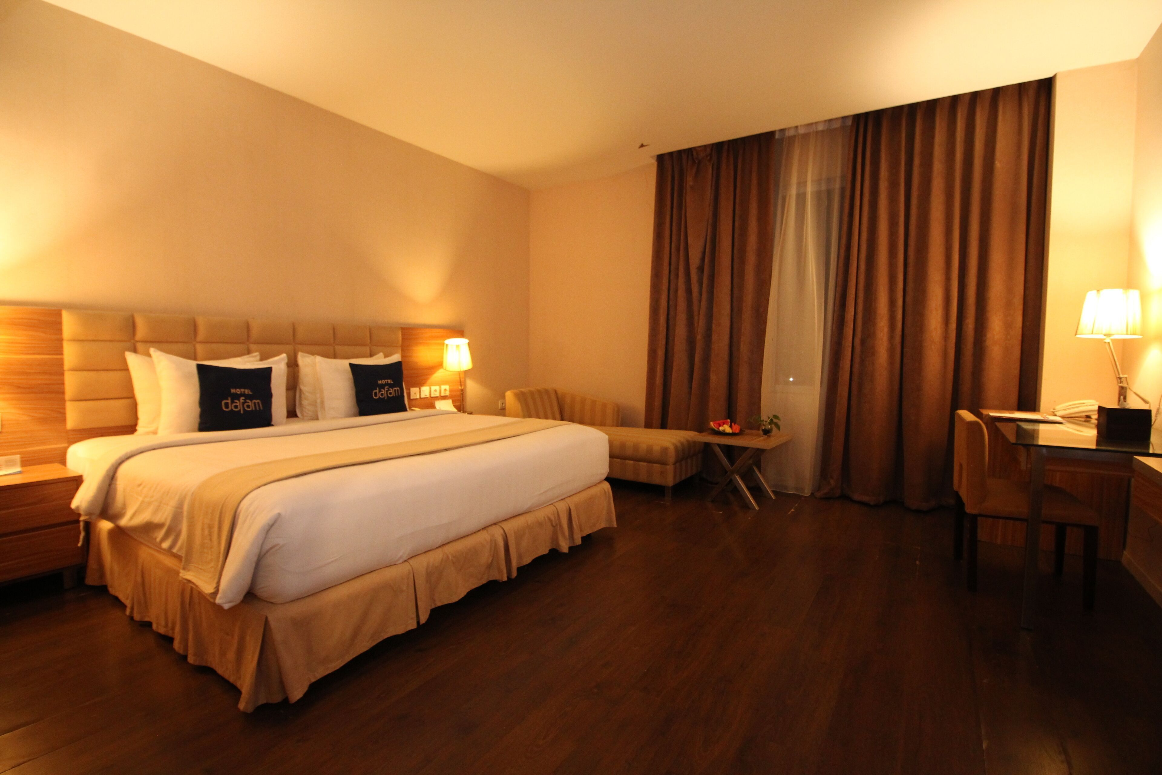 Värdeförvaringsskåp på rummet, mörkläggningsgardiner och ljudisolering