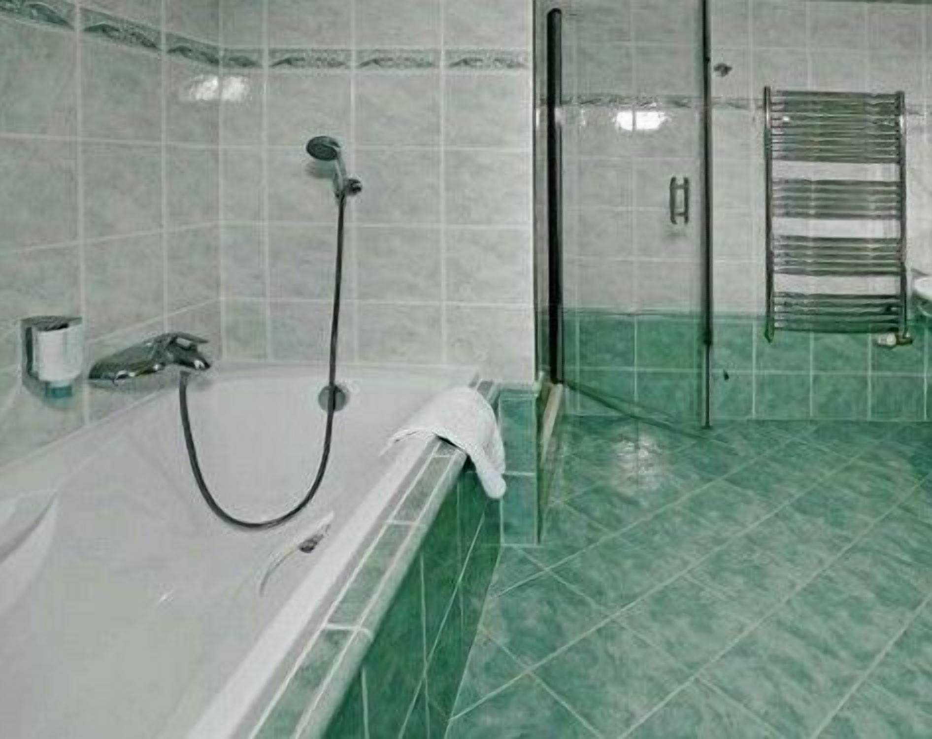 deep-soaking bathtub