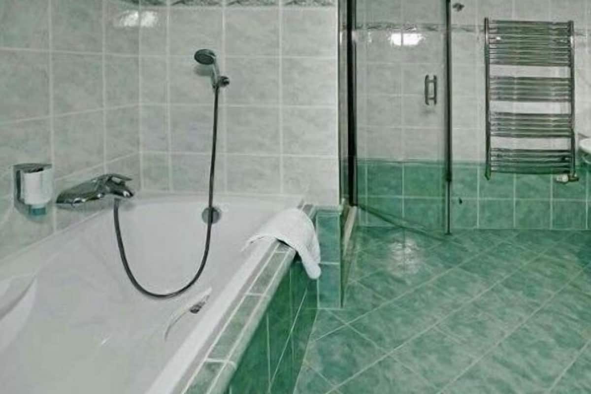 deep-soaking bathtub