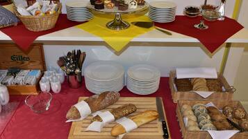 Desayuno buffet (EUR 7 por persona)