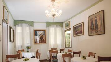 Tägliches inbegriffenes kontinentales Frühstück