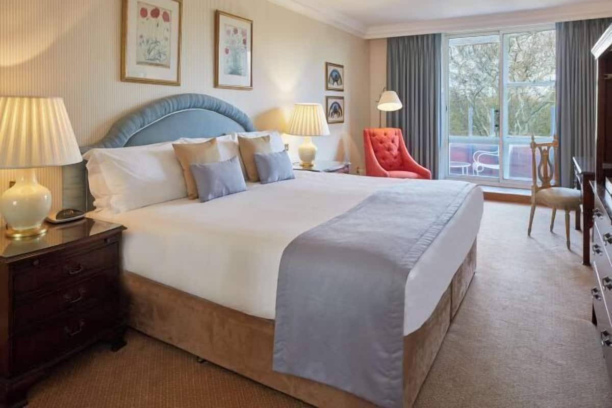 4 bedrooms, in-room safe, desk, iron/ironing board