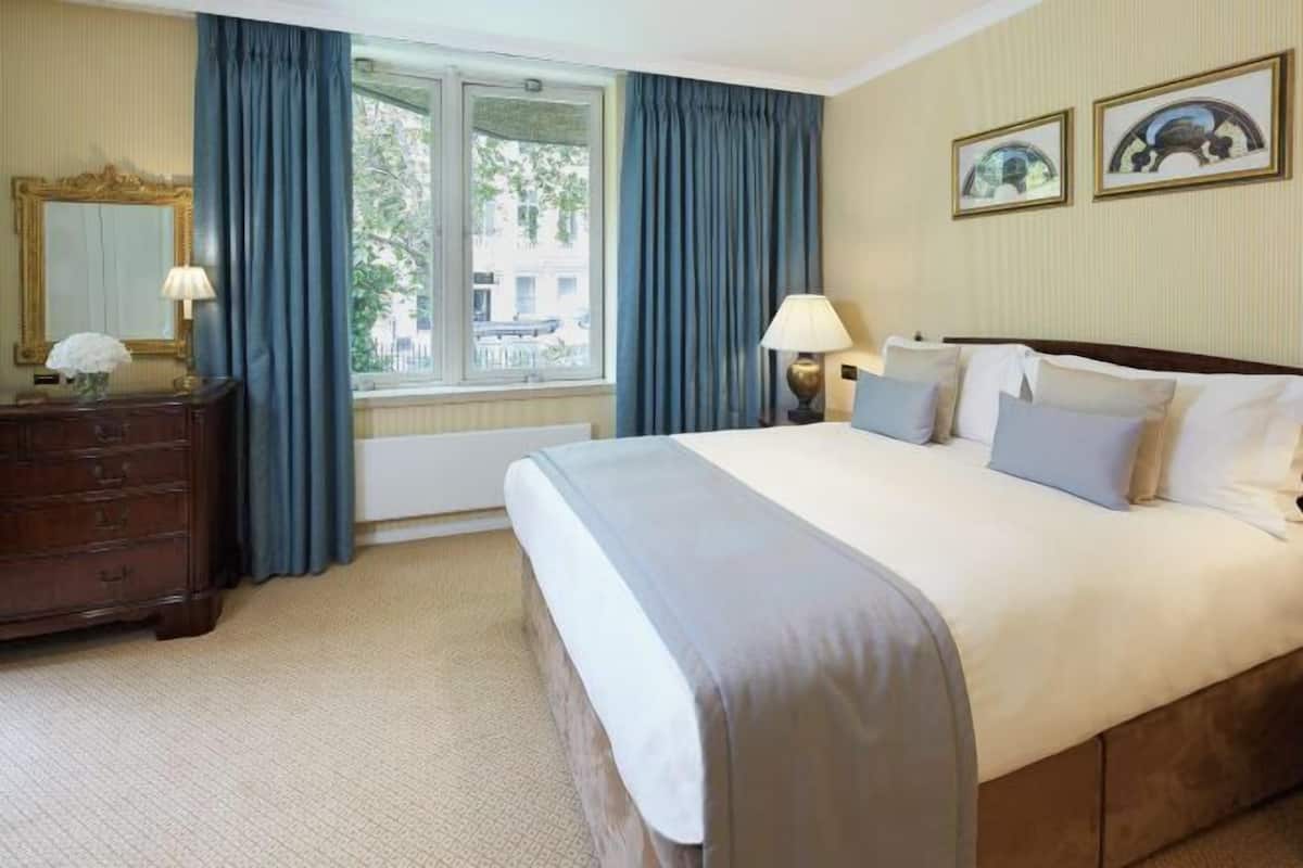 4 bedrooms, in-room safe, desk, iron/ironing board