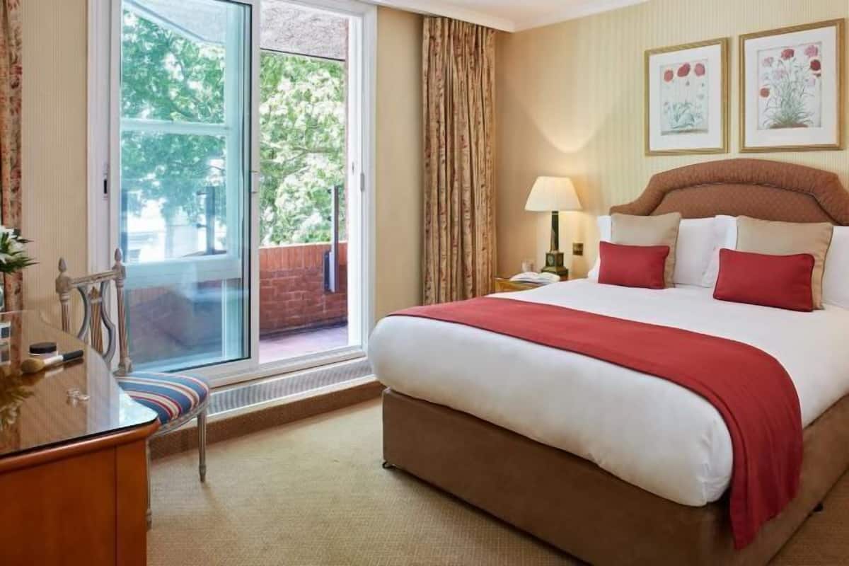 4 bedrooms, in-room safe, desk, iron/ironing board