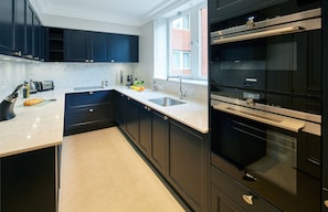 Departamento de lujo, 3 habitaciones | Cocina privada | Refrigerador con congelador, microondas, horno y parrilla de estufa
