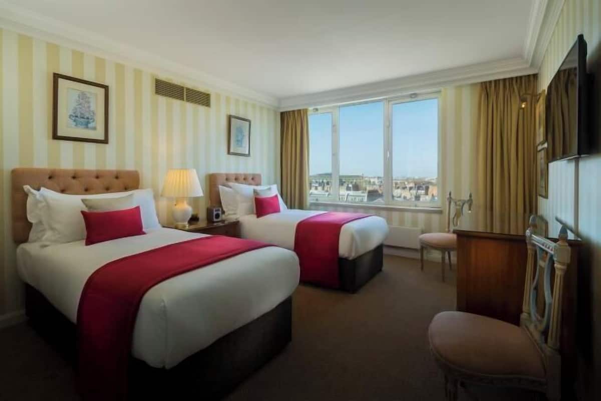 4 bedrooms, in-room safe, desk, iron/ironing board