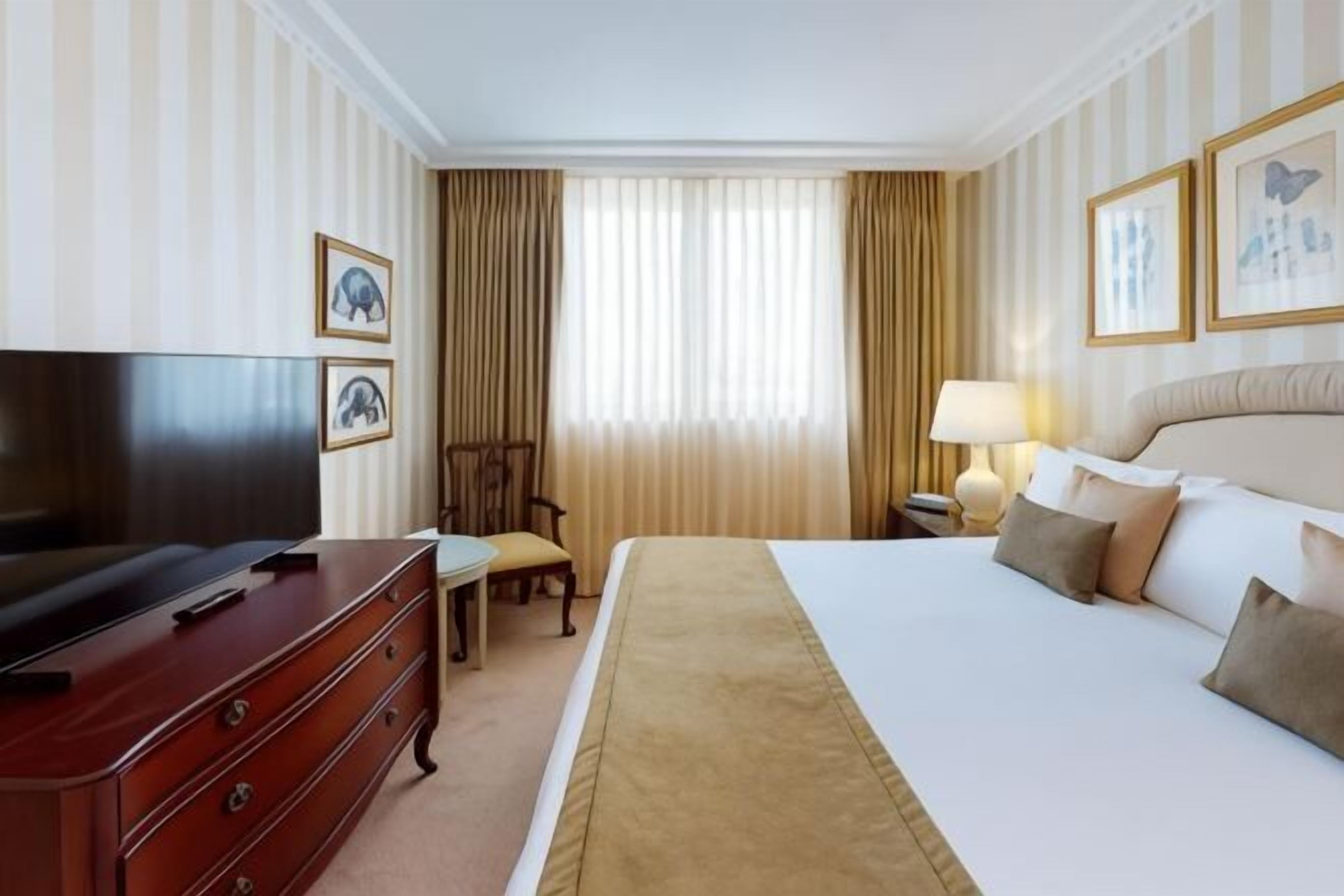 Két bảo mật tại phòng, bàn, màn/rèm cản sáng, bàn ủi/dụng cụ ủi quần áo 