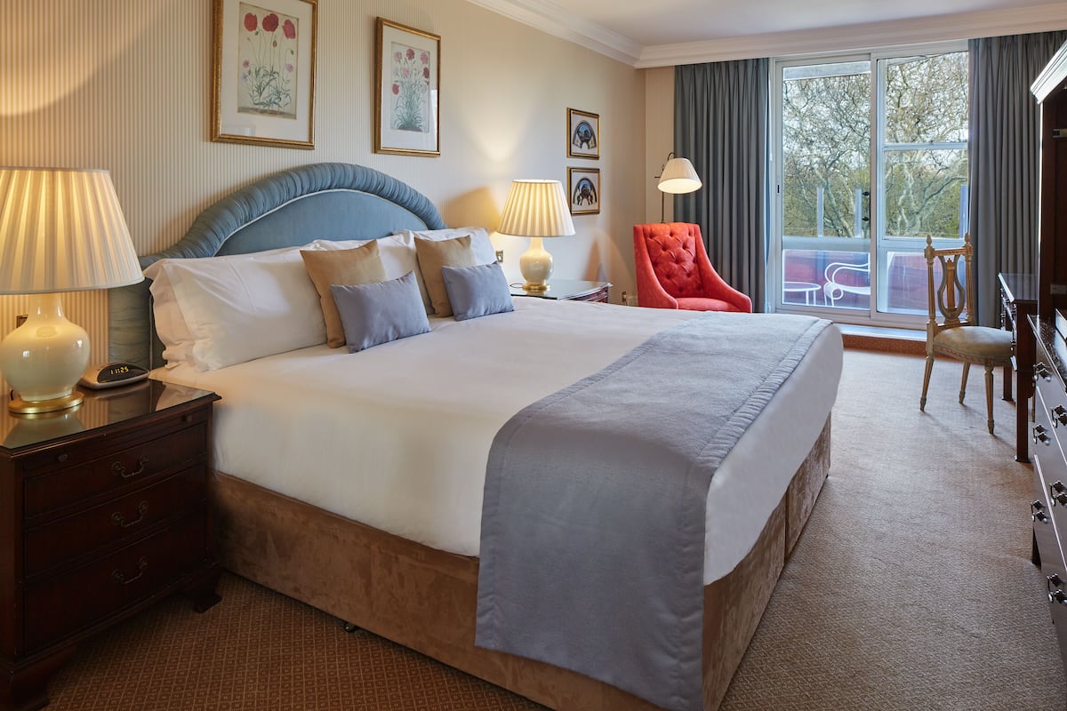Deluxe Apartment, 2 Bedrooms | 4 bedrooms, in-room safe, desk, iron/ironing board