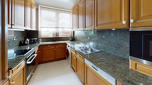 Deluxe Apartment, 2 Bedrooms, Park View | Private kitchen