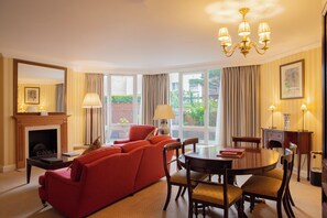 2 Bedroom Townhouse | Area soggiorno | TV, lettore DVD