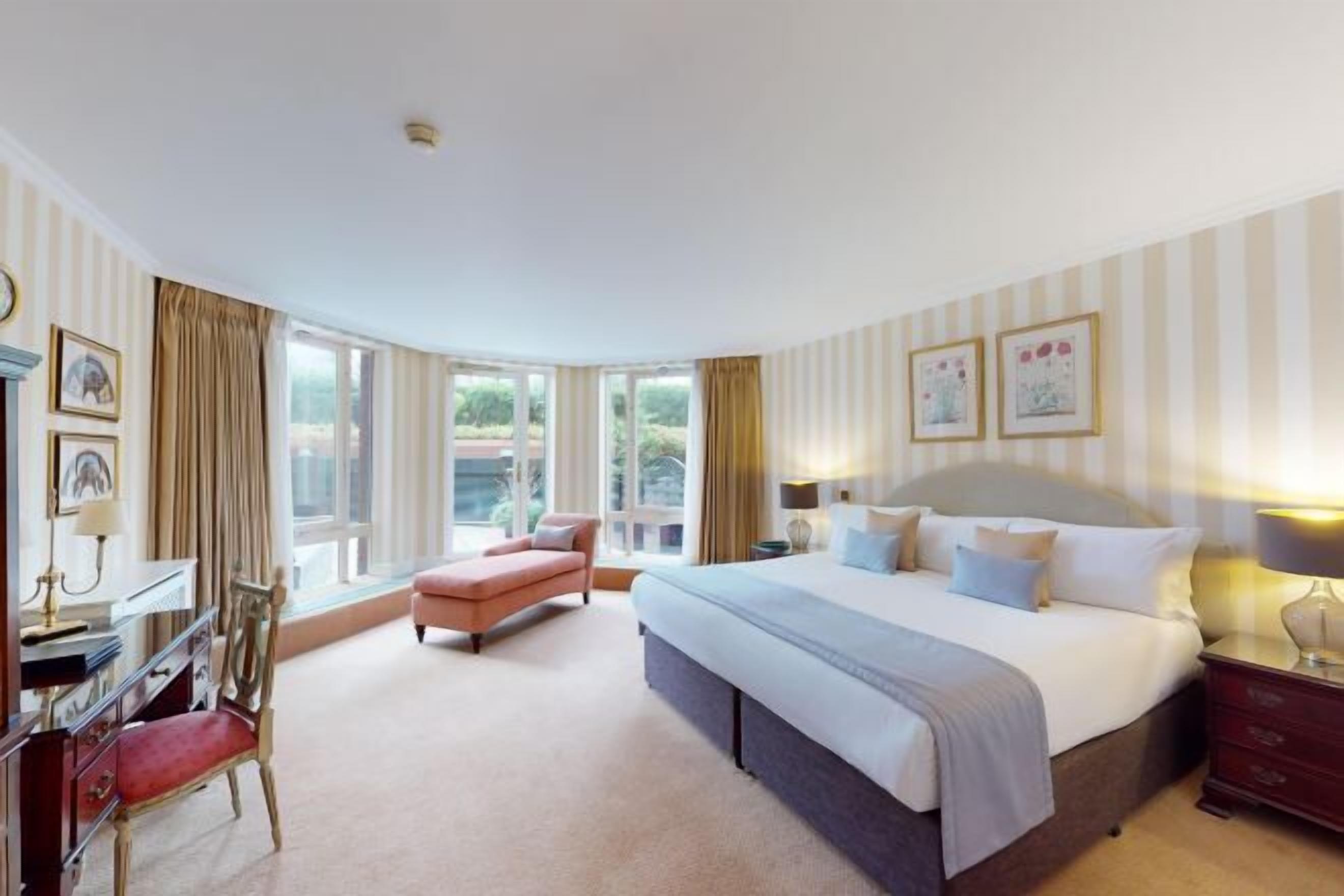 Két bảo mật tại phòng, bàn, màn/rèm cản sáng, bàn ủi/dụng cụ ủi quần áo 