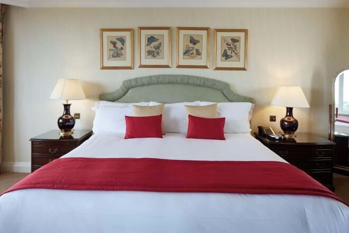 4 bedrooms, in-room safe, desk, iron/ironing board