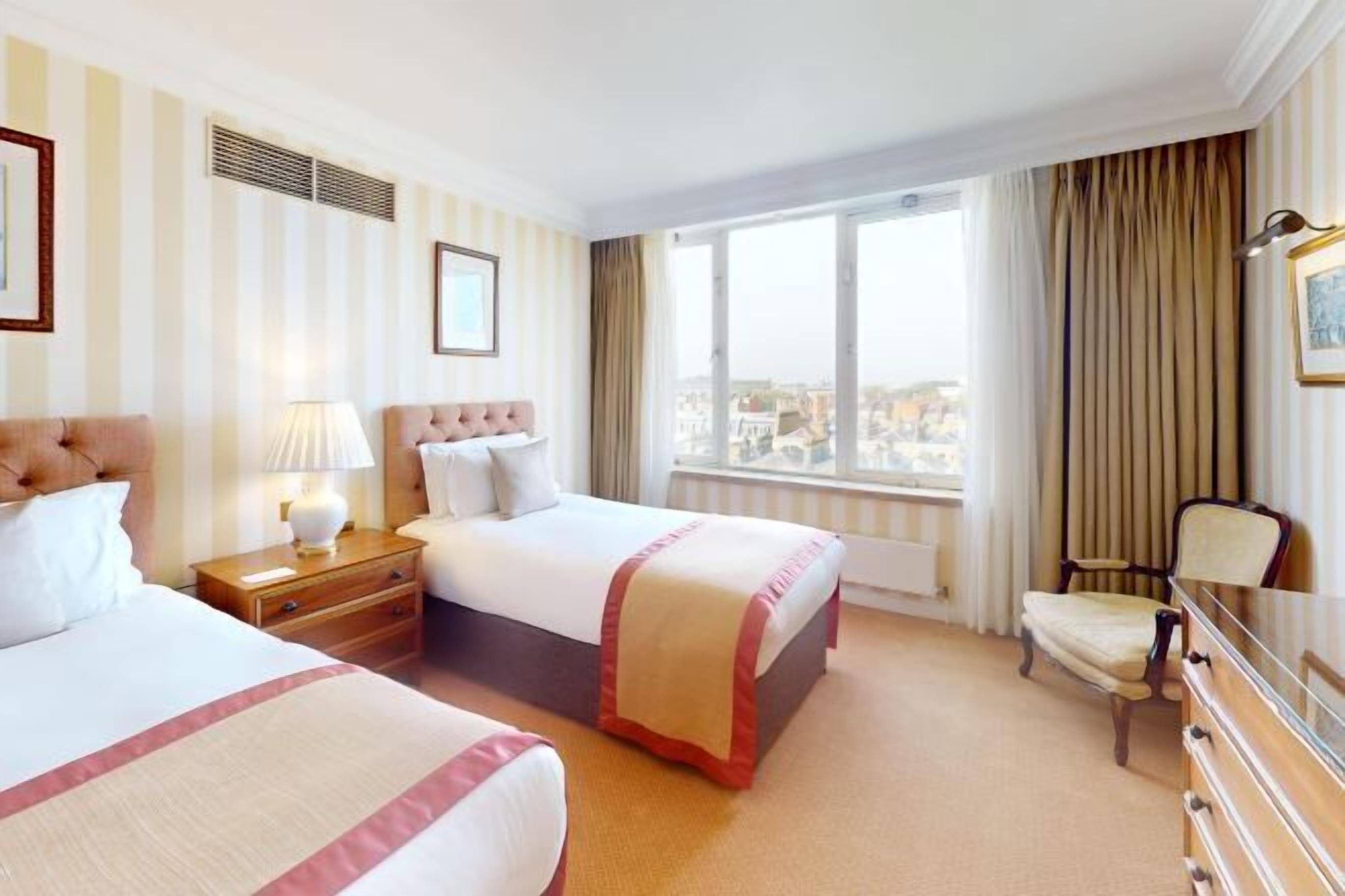 客房内保险箱、办公桌、遮光窗帘、熨斗/熨衣板