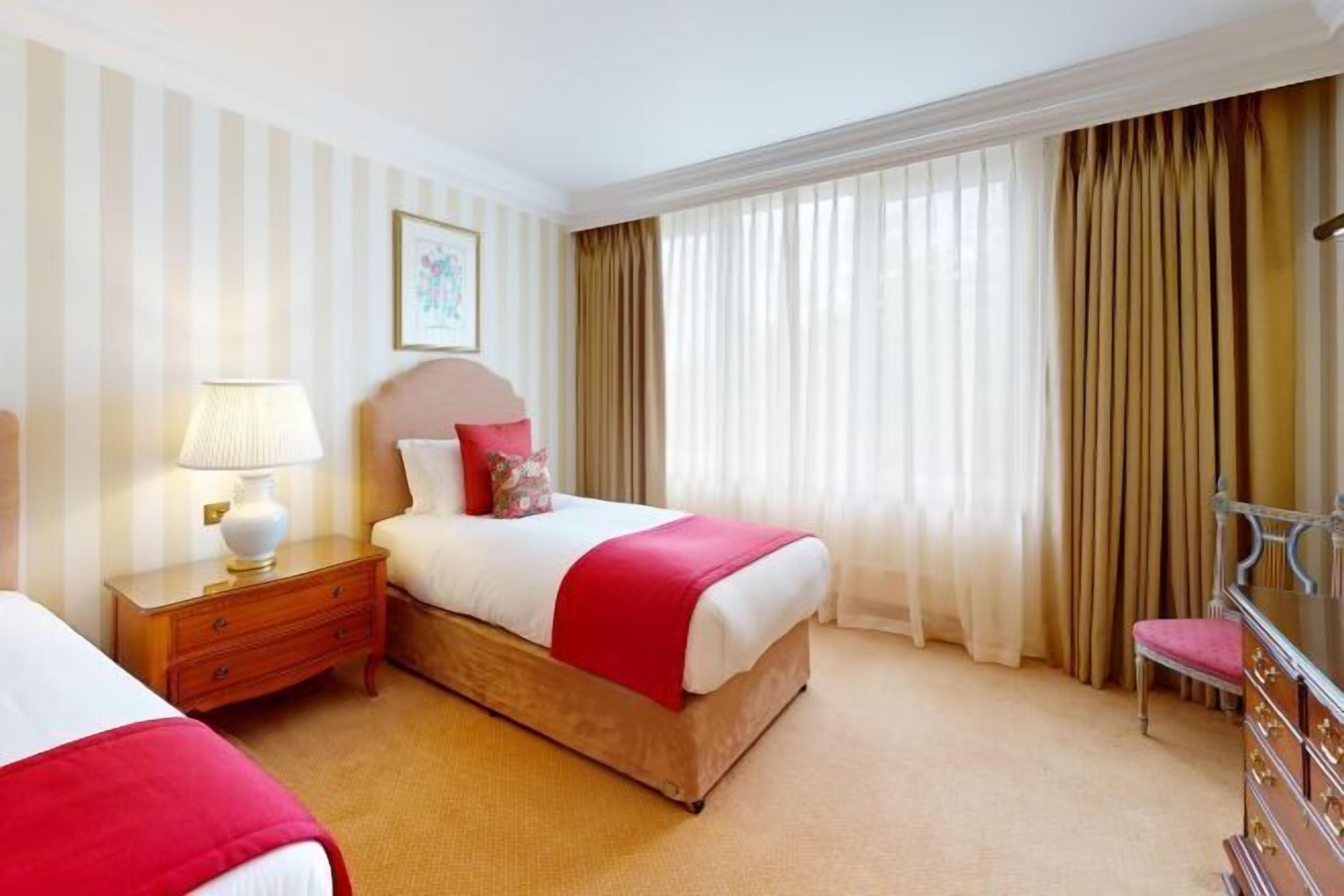 客房内保险箱、办公桌、遮光窗帘、熨斗/熨衣板