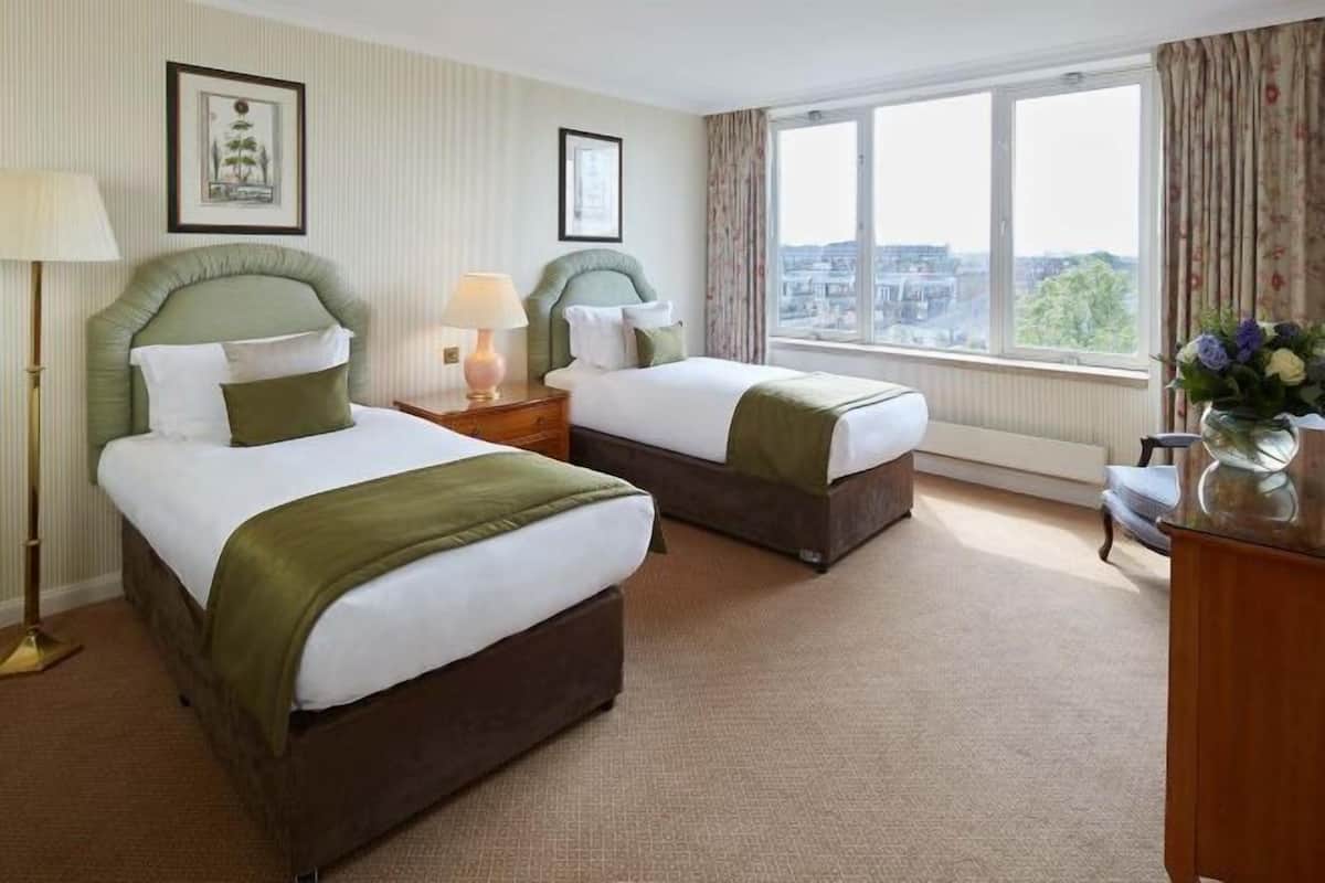 4 bedrooms, in-room safe, desk, iron/ironing board