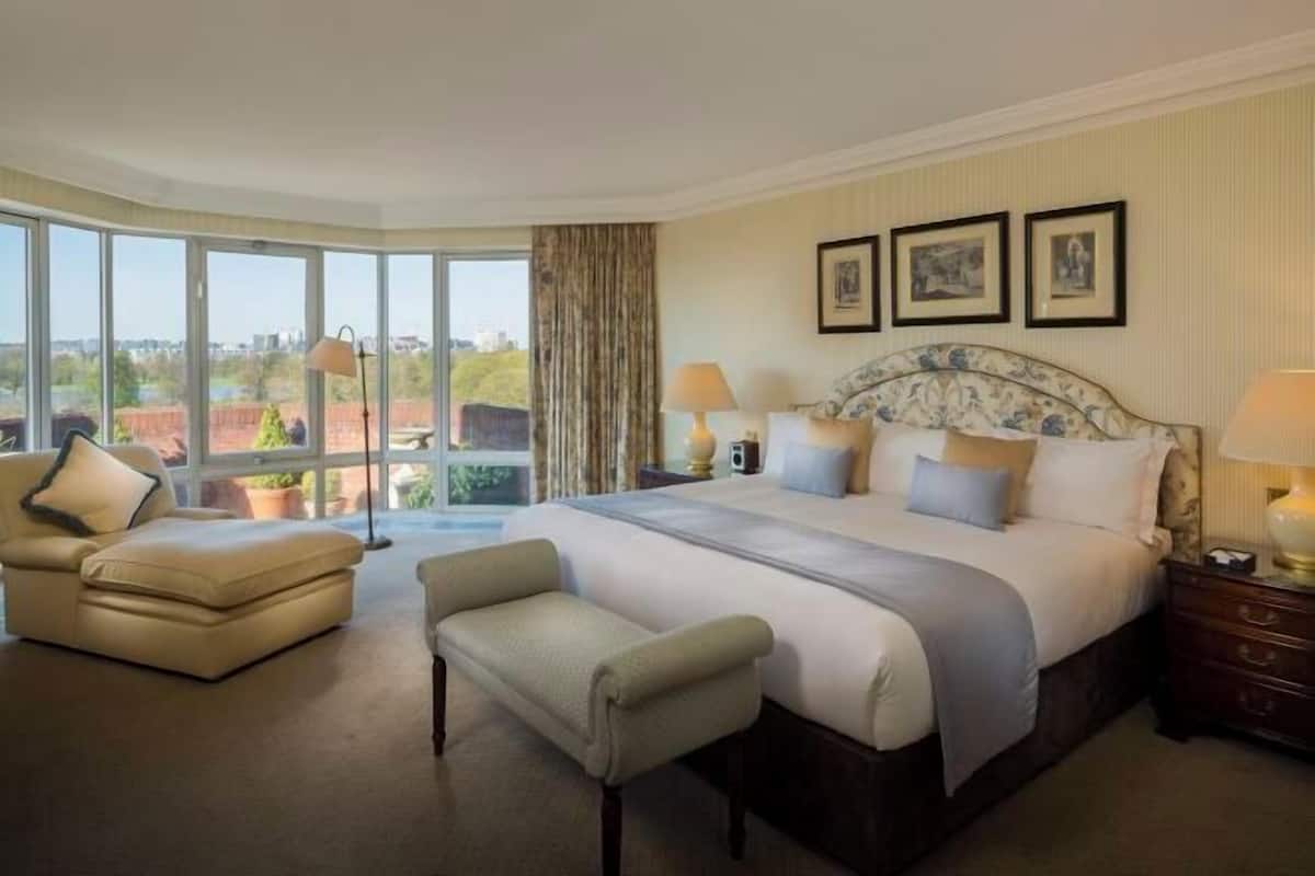 4 bedrooms, in-room safe, desk, iron/ironing board