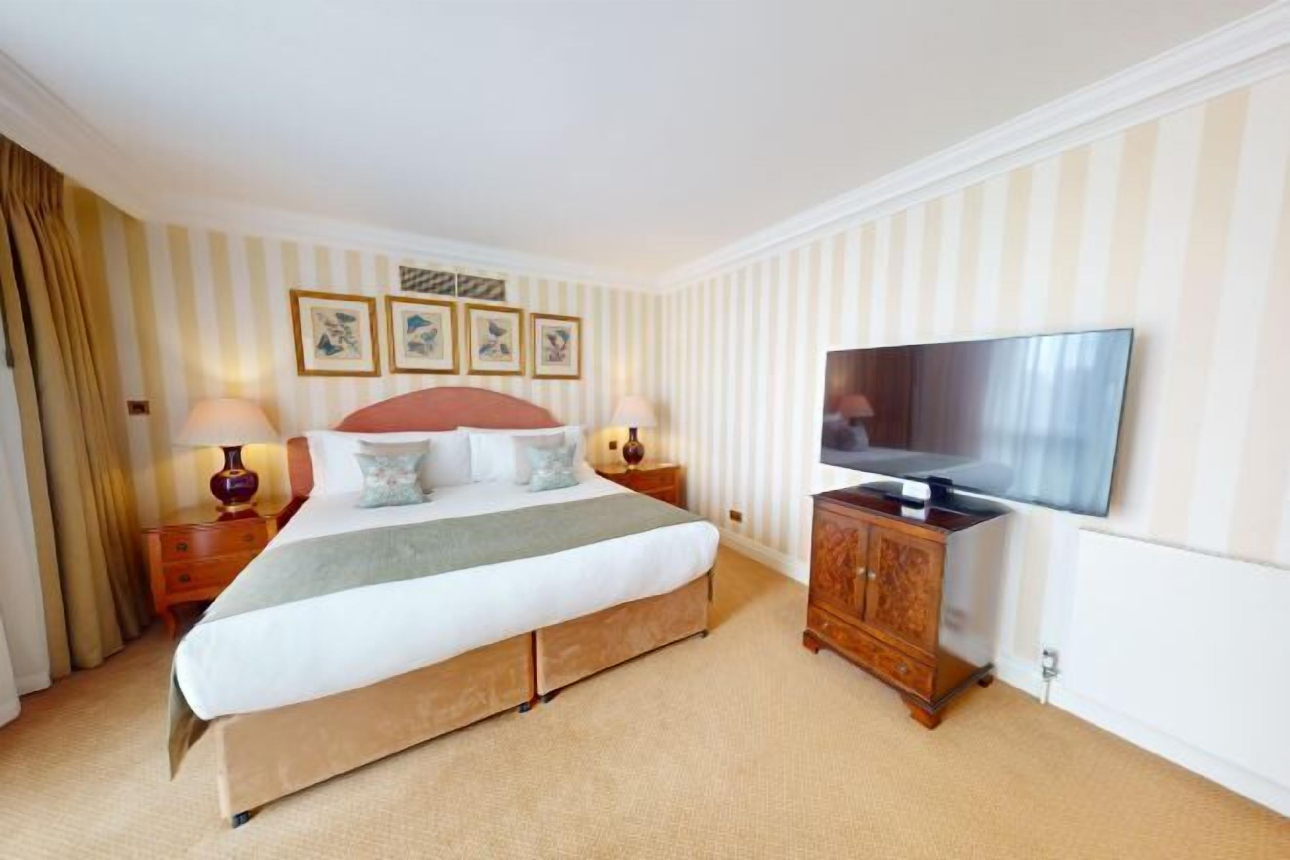 خزنة داخل الغرفة ومكتب وستائر تعتيم ومكواة/لوح كي