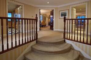 Penthouse, 2 slaapkamers | Een kluis op de kamer, een bureau, een strijkplank/strijkijzer