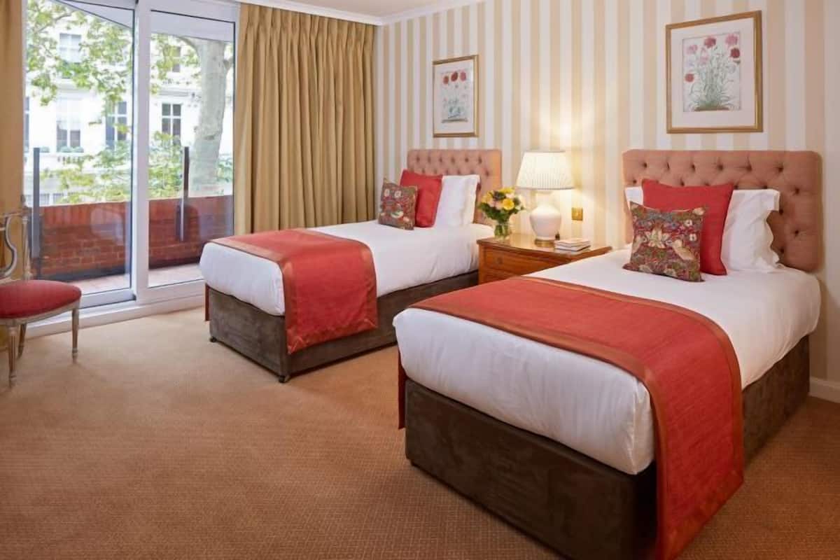 4 bedrooms, in-room safe, desk, iron/ironing board