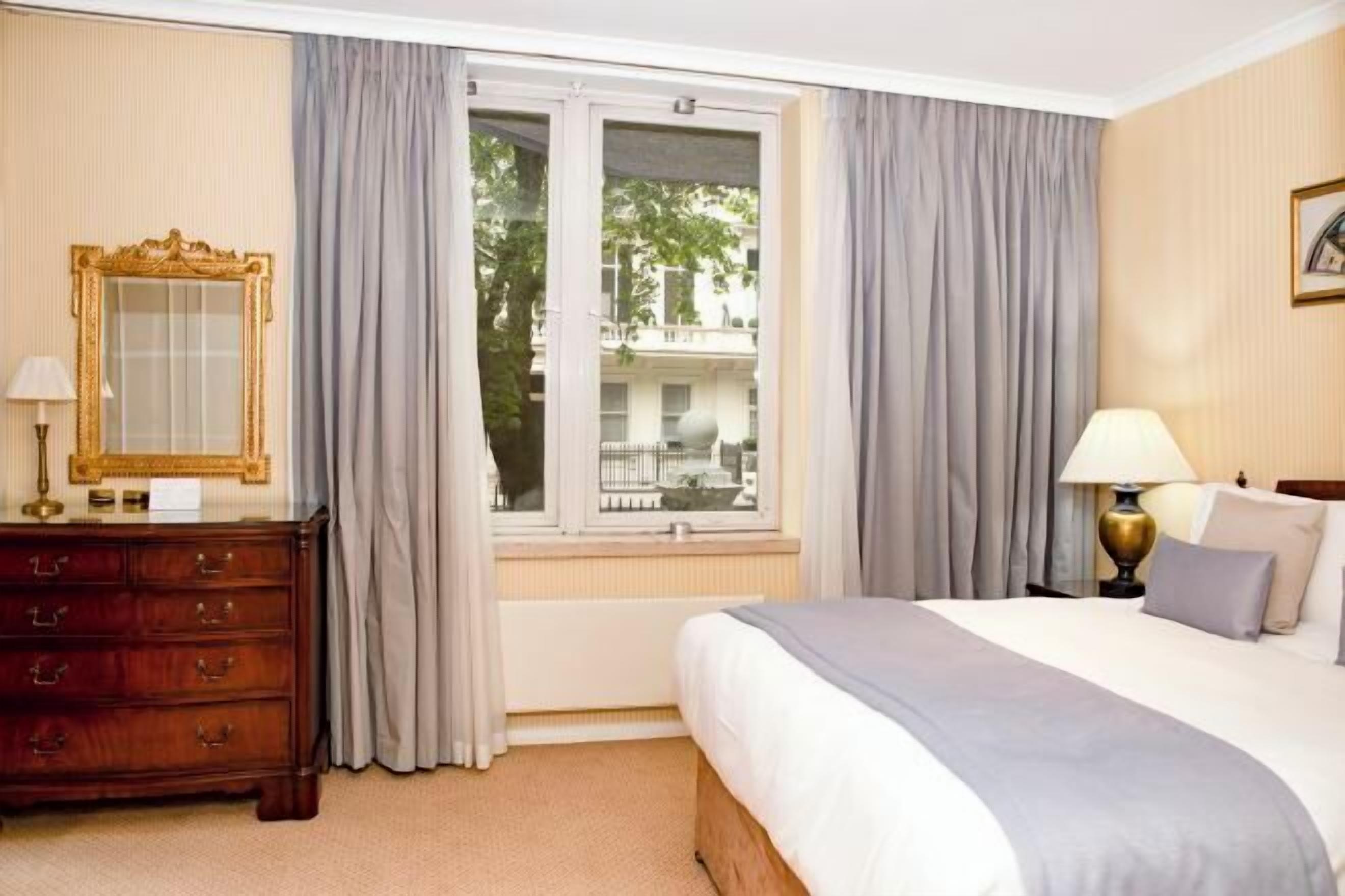 Két bảo mật tại phòng, bàn, màn/rèm cản sáng, bàn ủi/dụng cụ ủi quần áo 