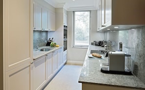Deluxe Apartment, 3 Bedrooms, Park View | Private kitchen | Full-size fridge, microwave, oven, stovetop