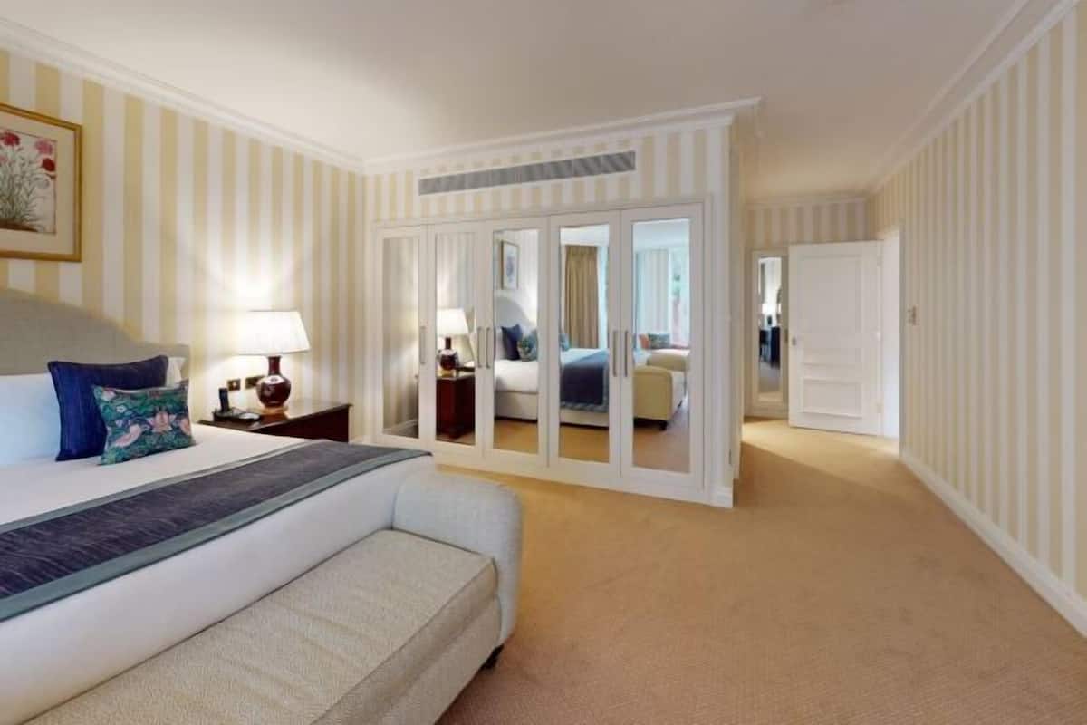 4 bedrooms, in-room safe, desk, iron/ironing board