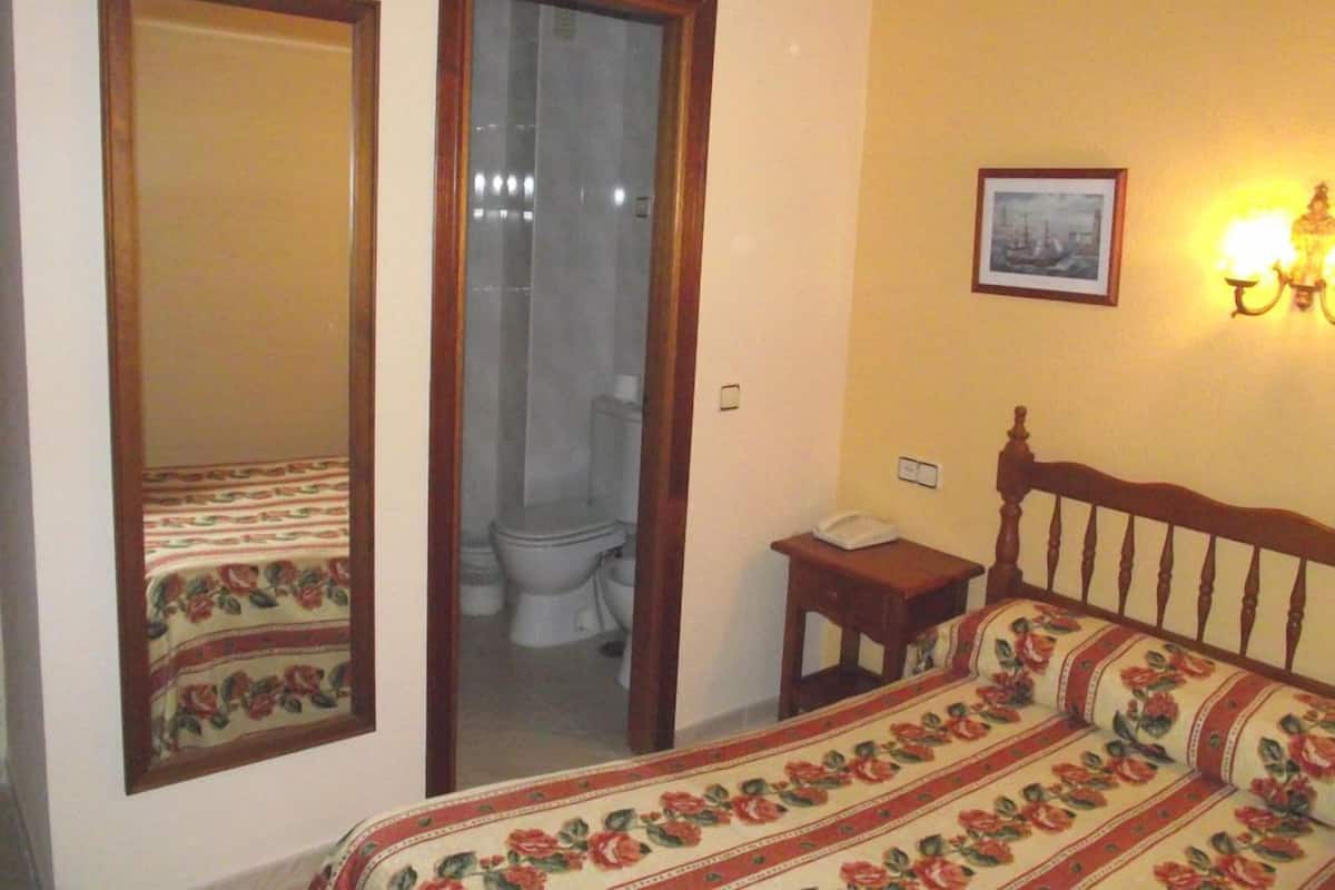 Phòng đơn (Interior) | Két bảo mật tại phòng, màn/rèm cản sáng, bộ trải giường 