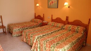 Triple Room | In-room safe, blackout drapes, bed sheets - Hostal Italia (Fuengirola)
