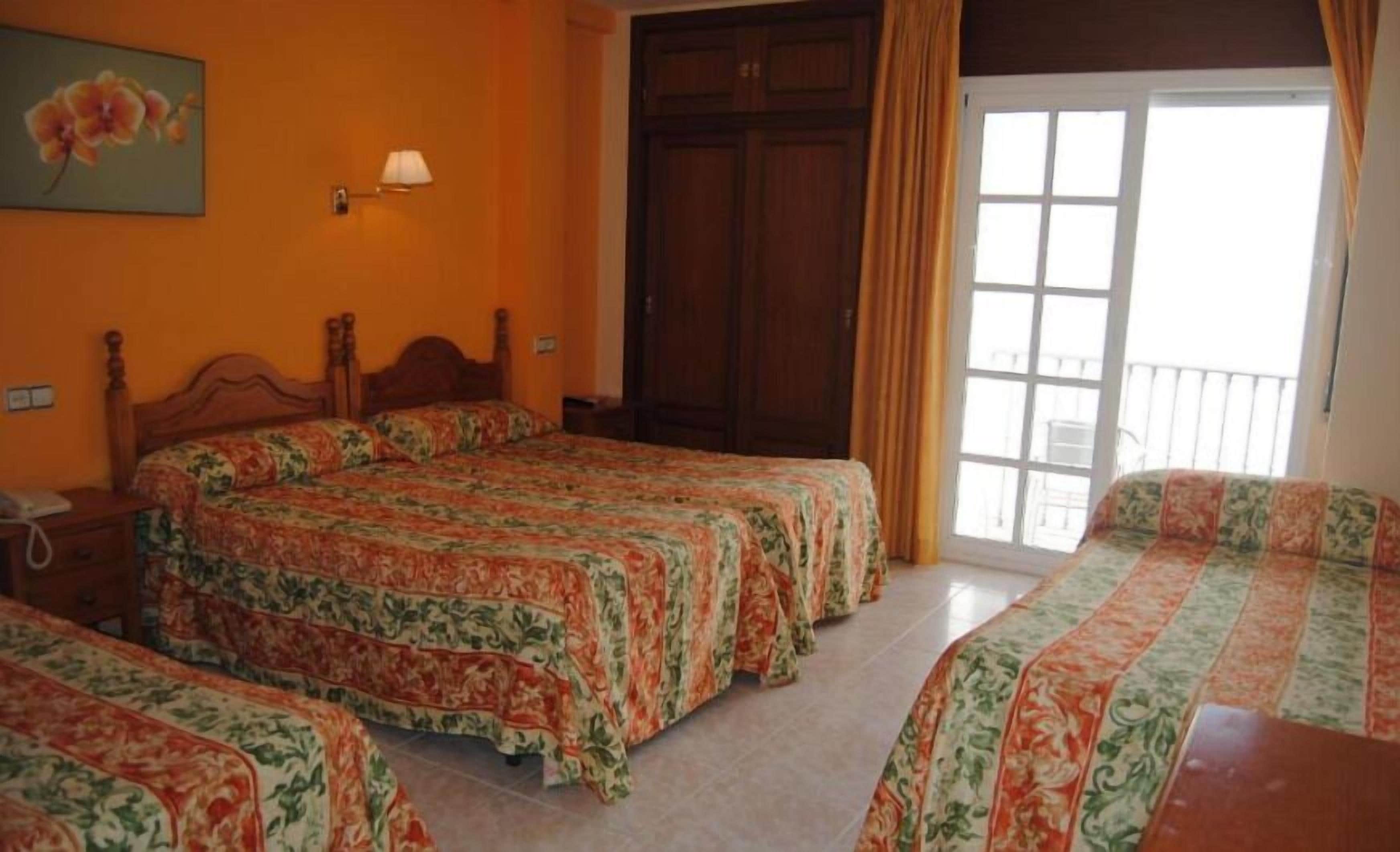 Quadruple Room | In-room safe, blackout drapes, bed sheets