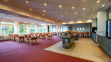 ๋งค์ผ ๋ทํ ๋ฌด๋ฃ ์์นจ ์์ฌ ํฌํจ