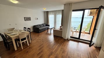 ห้องคอมฟอร์ทสวีท, 1 ห้องนอน, วิวทะเล (4 persons) | บริเวณนั่งเล่น