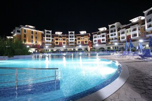 Seasonal outdoor pool, pool umbrellas, sun loungers - Menada Ravda Apartments (Pomorie)