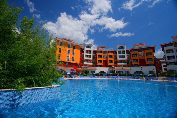 Seasonal outdoor pool, pool umbrellas, sun loungers - Menada Ravda Apartments (Pomorie)