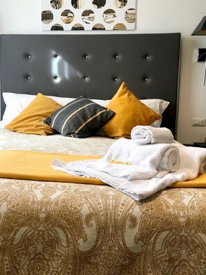 Habitación estándar con 1 cama matrimonial o 2 individuales | Ropa de cama hipoalergénica y minibar 