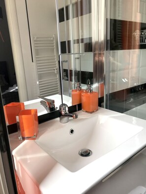 Double or Twin Room | Bathroom | Shower, rainfall showerhead, free toiletries, hair dryer - Ai Senatori (Rome)