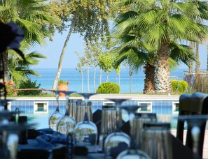 A pool area with lounge chairs and a view of the sea. - Sun Beach Hotel (Dio-Olympos)