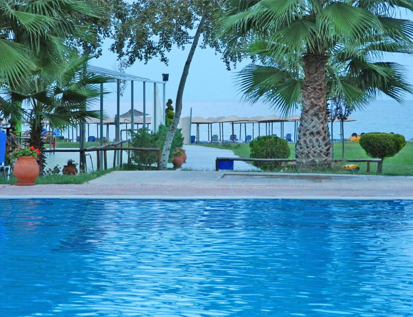 Kauden mukainen ulkouima-allas