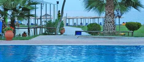 Kauden mukainen ulkouima-allas