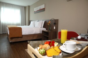 Deluxe szoba kétszemélyes ággyal | Széf a szobában, íróasztal és laptophoz jól használható munkafelület